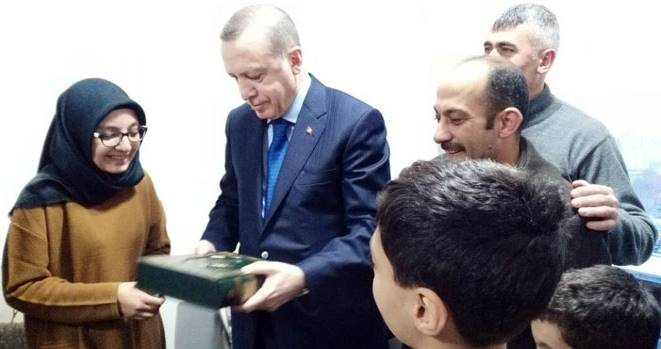 Cumhurbaşkanı Erdoğan'a 'kedi bacağı' ikram ettiler / VİDEO