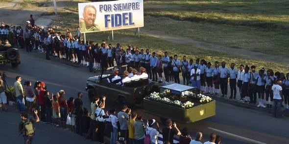 Fidel Castro'nun külleri toprağa veriliyor