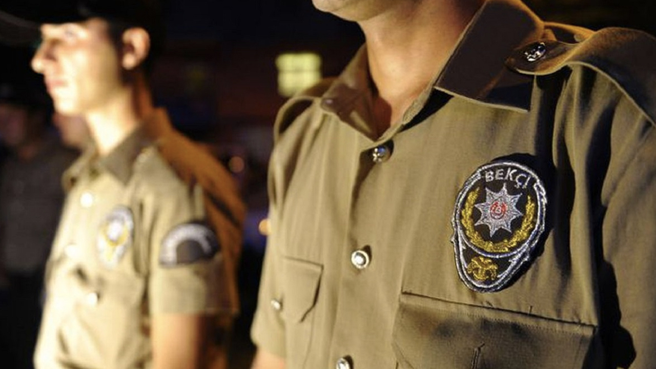 Silahını temizleyen polis, yanındaki bekçiyi göğsünden vurdu!