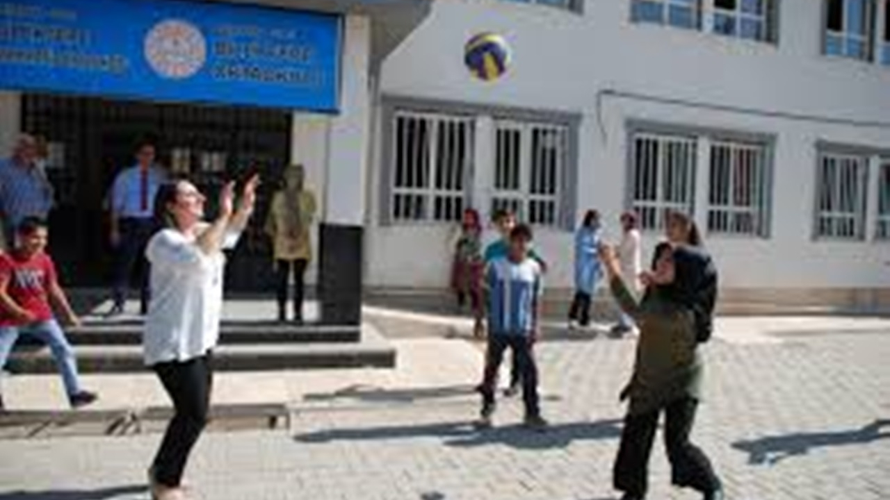 Adıyaman'da Aykut Pekmez, Sincik’te köy okullarını ziyaret etti