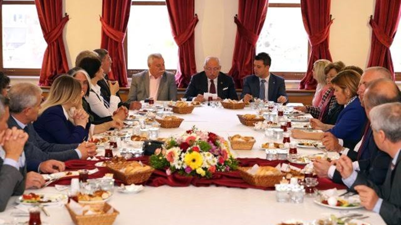 Tekirdağ Çorlu'da Başkan Ahmet Sarıkurt muhtarlarla bir araya geldi