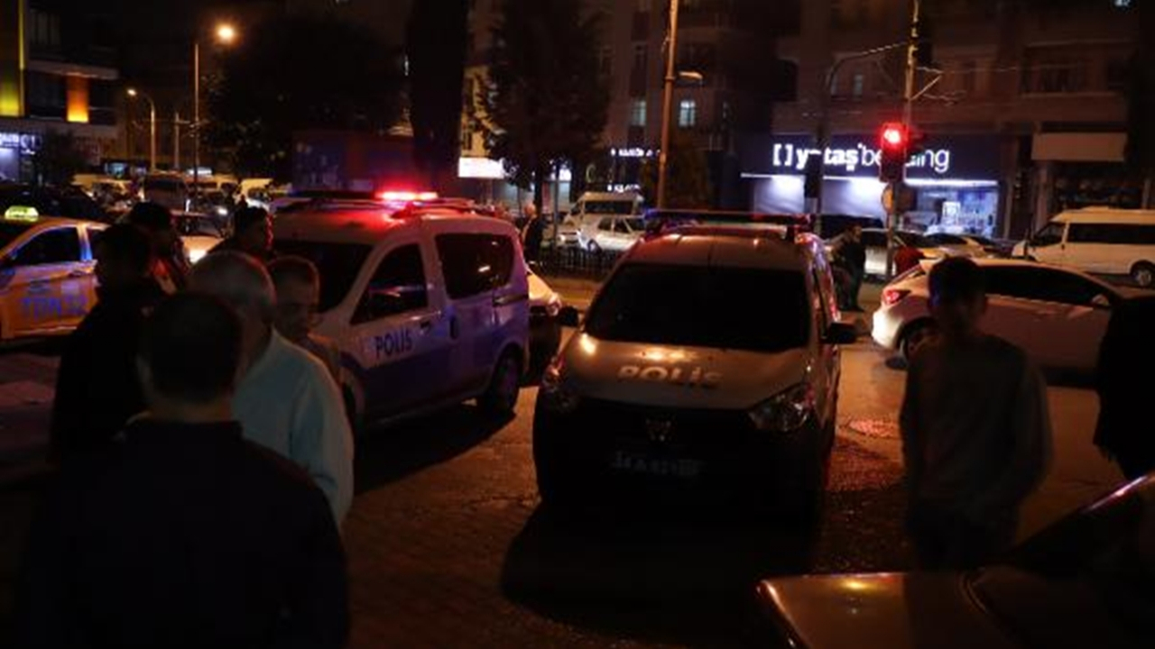 İstanbul'da kahvehane önünde çatışma çıktı...