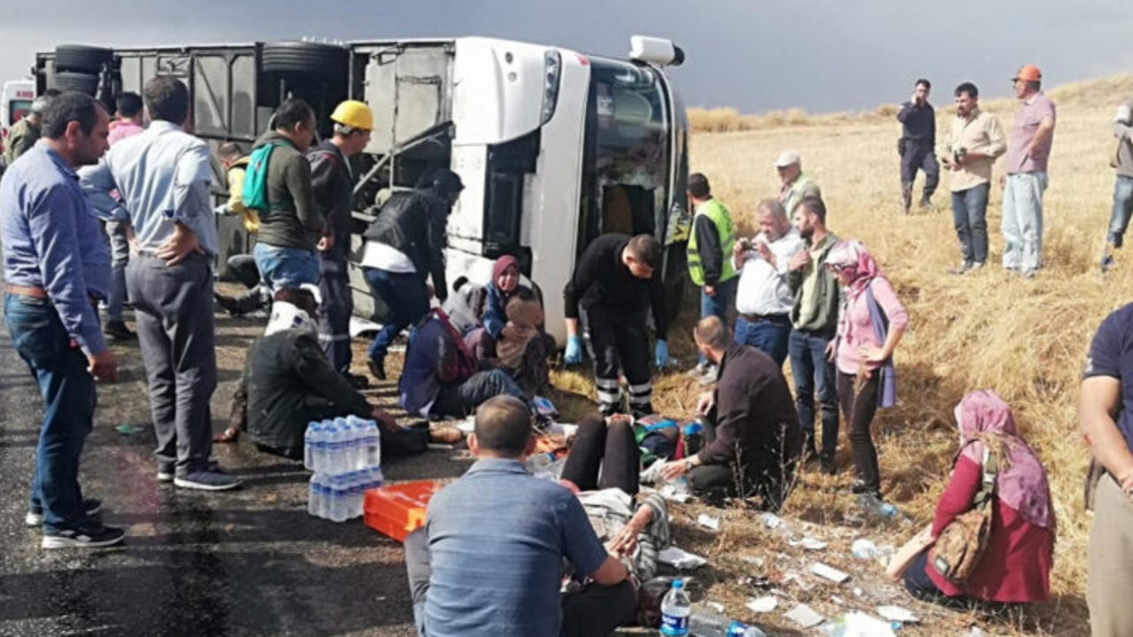 Korkunç kaza! Tur otobüsü devrildi