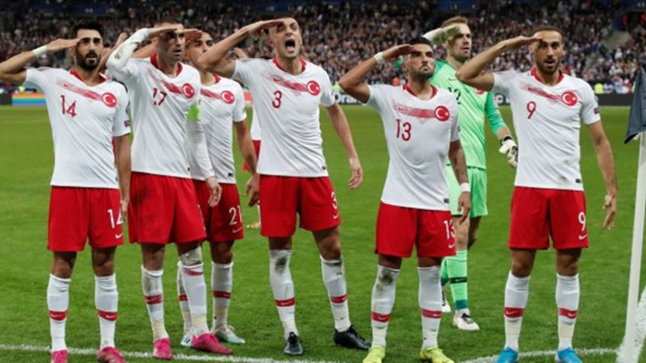 Leicester City'den Çağlar Söyüncü paylaşımı!