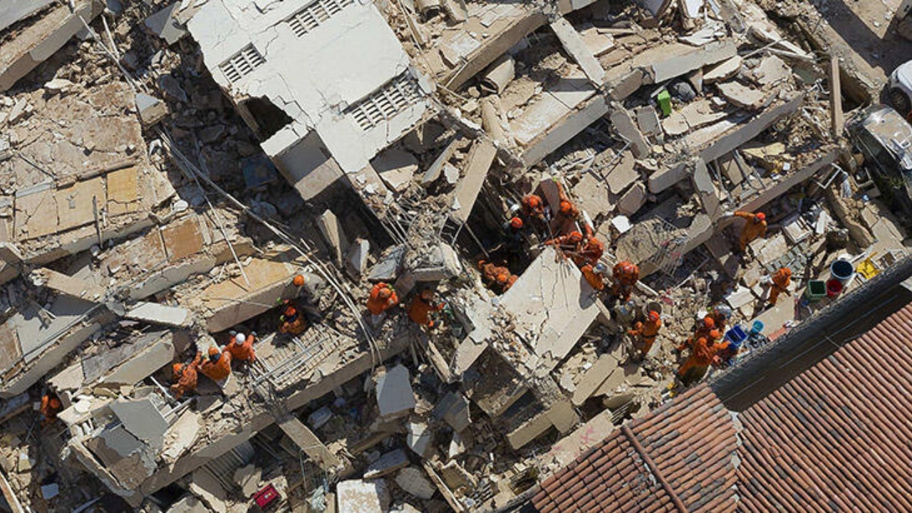 7 katlı bina çöktü! Ölü ve yaralılar var...