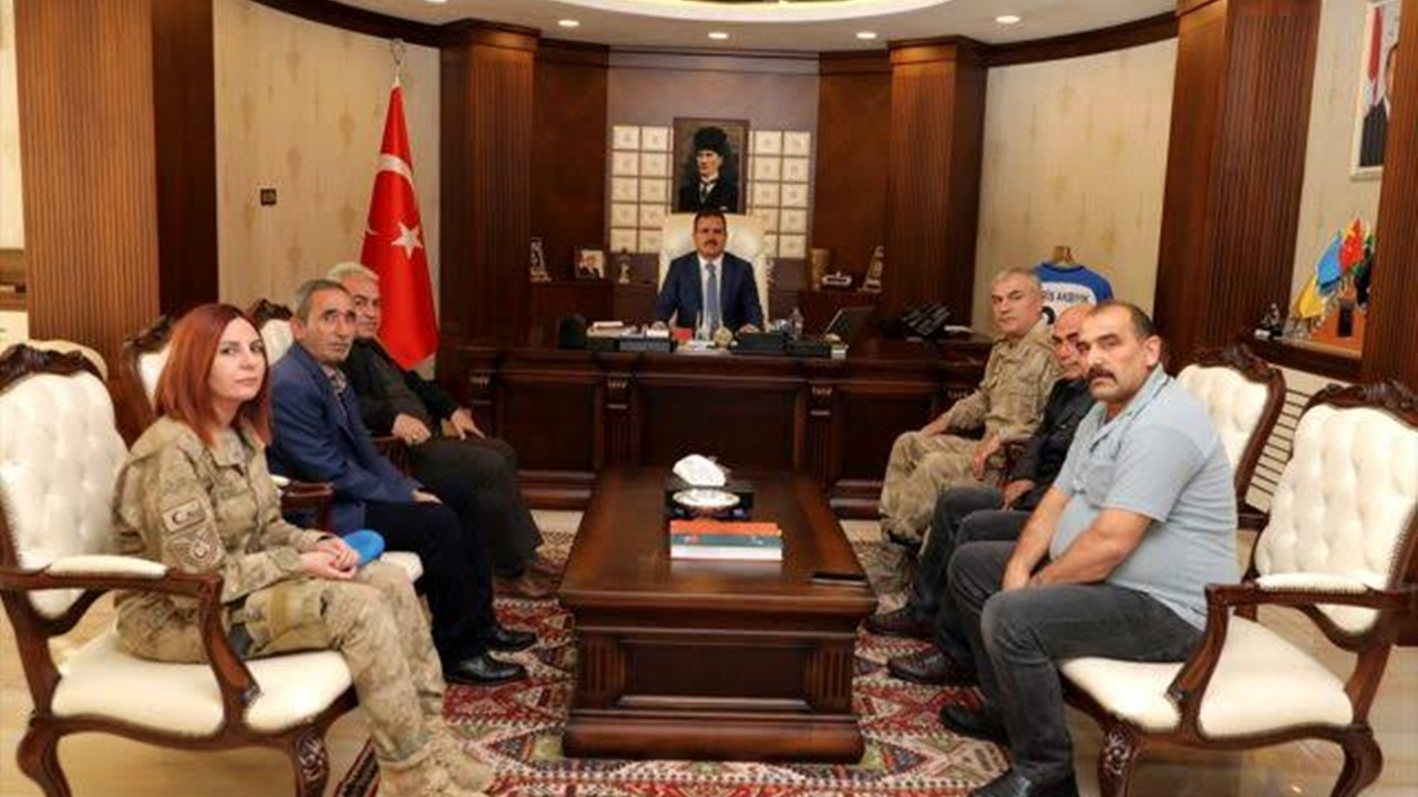 Hakkari'de Şehit ailelerinden Vali İdris Akbıyık’a ziyaret