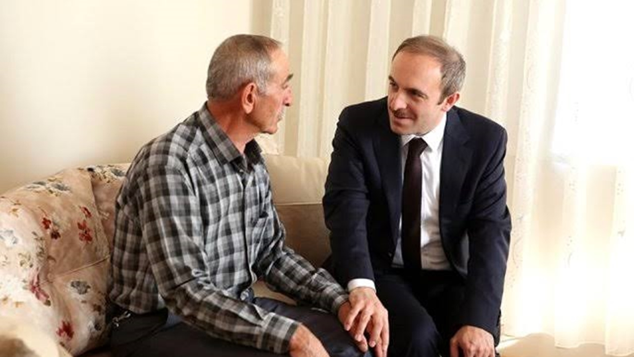 Bayburt'ta Vali Cüneyt Epcim’den şehit babasına ziyaret