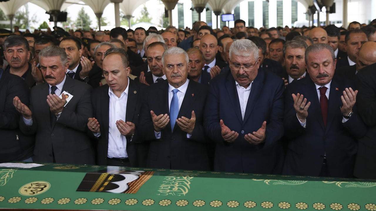 MHP'li Semih Yalçın oğlunu toprağa verdi...