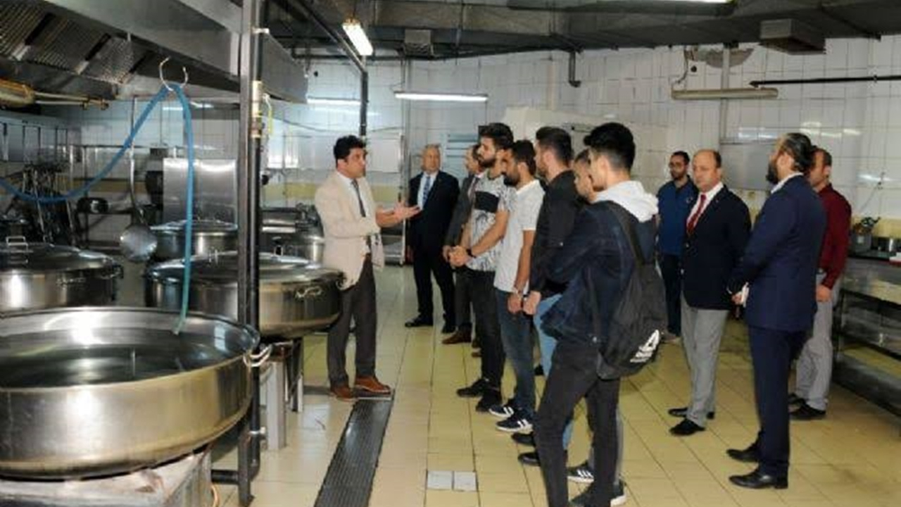 Aydın'da ADÜ Rektörü Osman Selçuk Aldemir merkez kafetaryayı denetledi