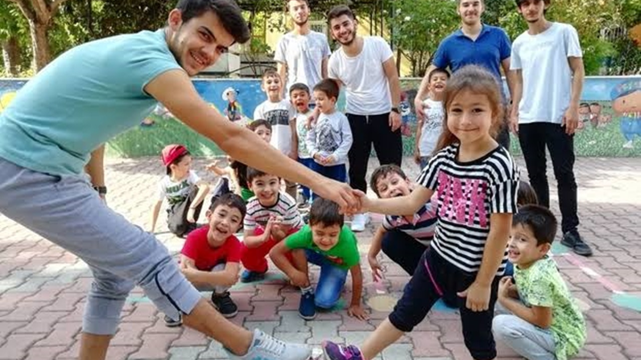 Antalya'da üniversiteliler miniklerle bir araya geldi