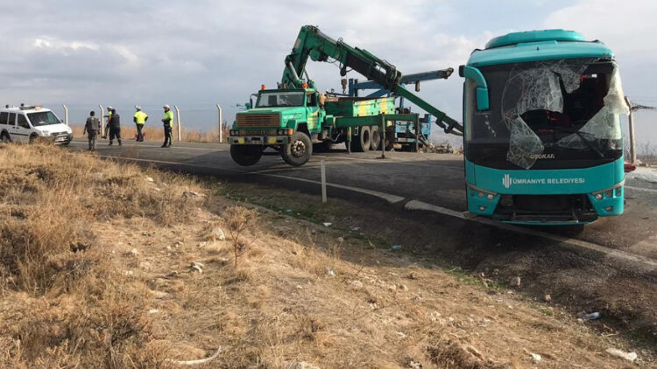 Cenazeye giden otobüs devrildi