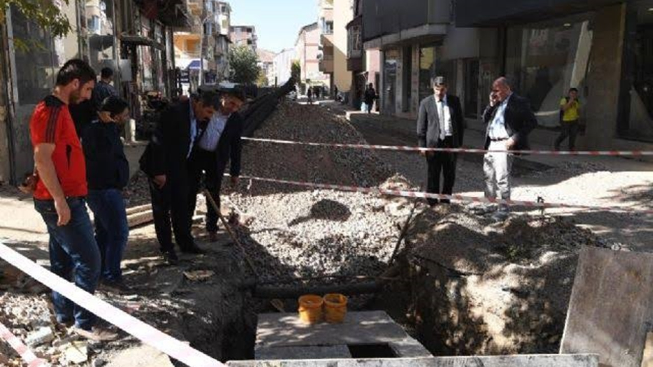 Muş'ta Başkan Feyat Asya: “Yeraltı hatlarının aynı anda kazılıp döşenmesi teknik olarak mümkün değildi”
