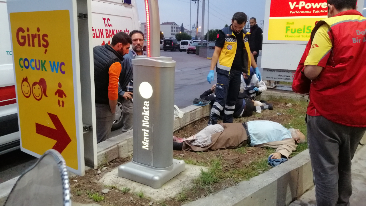 Uyuyakalan sürücü camiden çıkanlara çarptı!