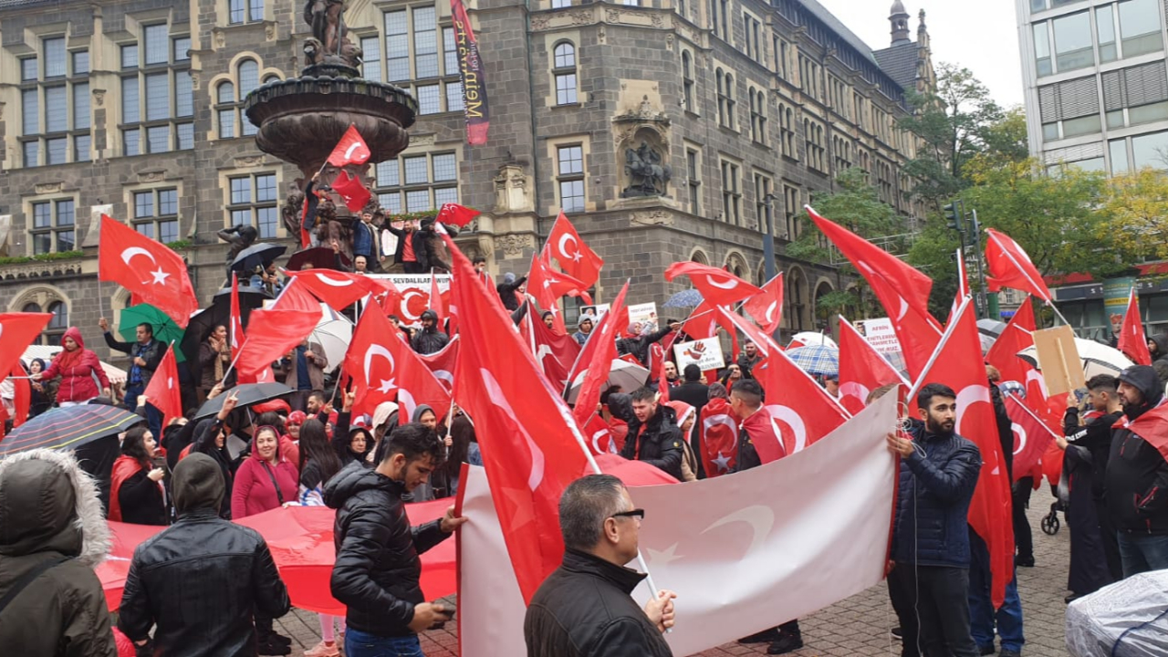 Gurbetçiler vatanlarına bayraklarına sahip çıktı!