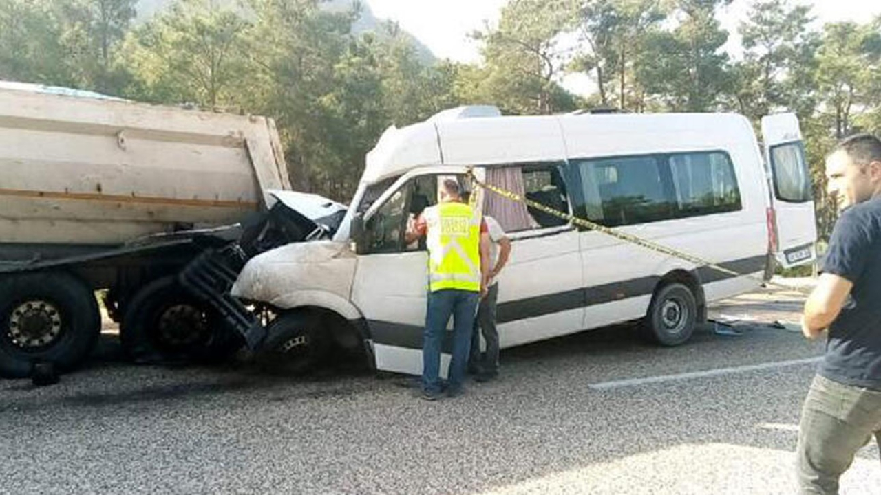 Mersin'de minibüs, TIR'a arkadan çarptı!