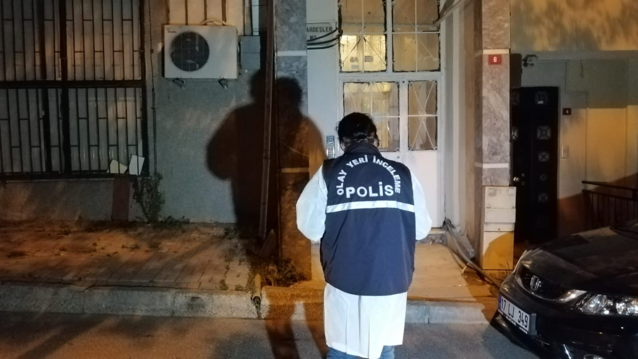 Girdiği yatak odasından çıkamadı!