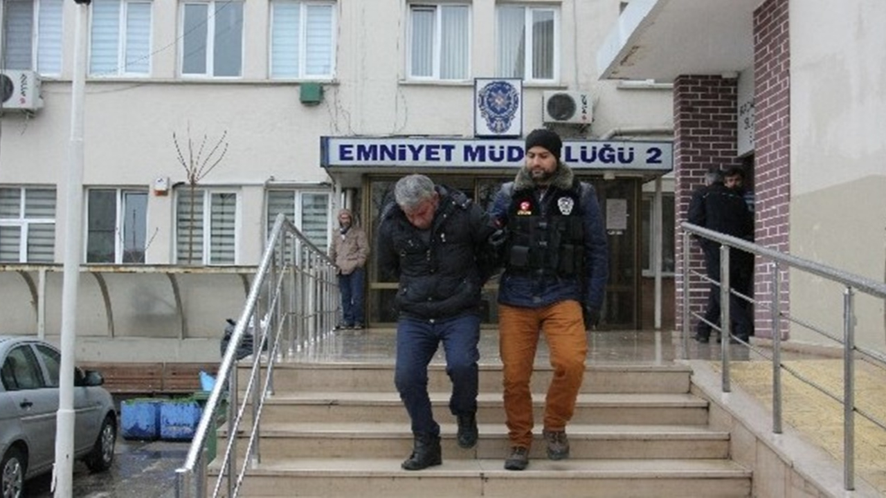 İstanbul'da uyuşturucu satıcısı tır garajında yapılan baskınla yakalandı
