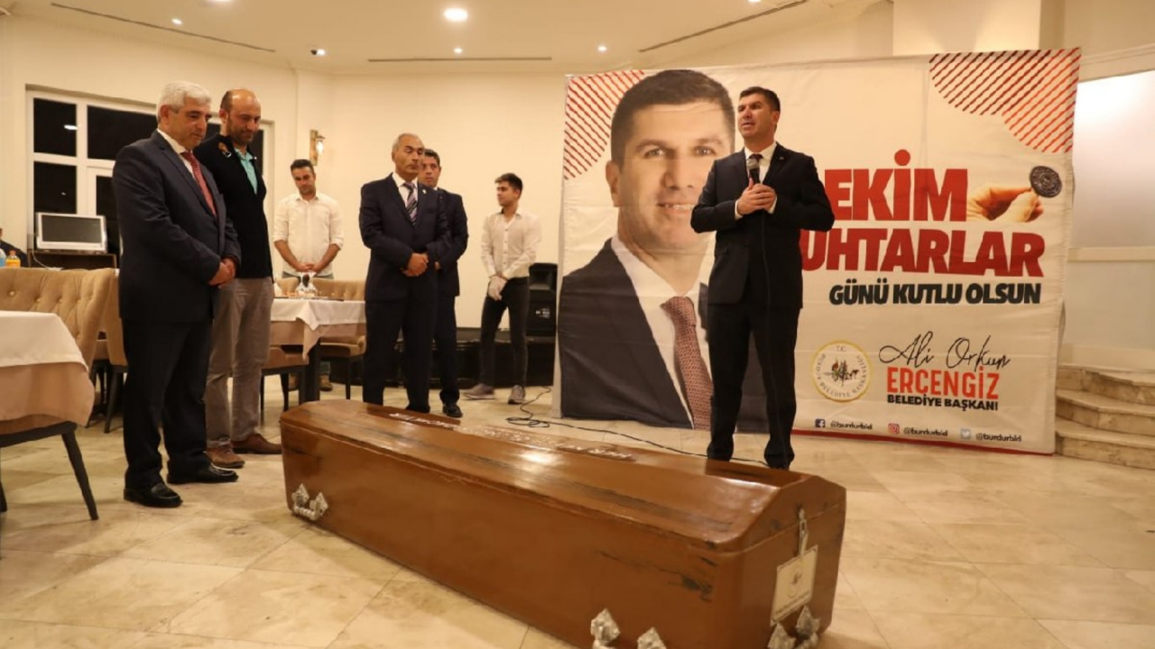 Başkandan muhtarlara hediye tabut!