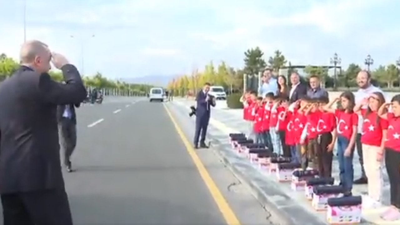 Erdoğan'dan minik öğrencilere asker selamı!