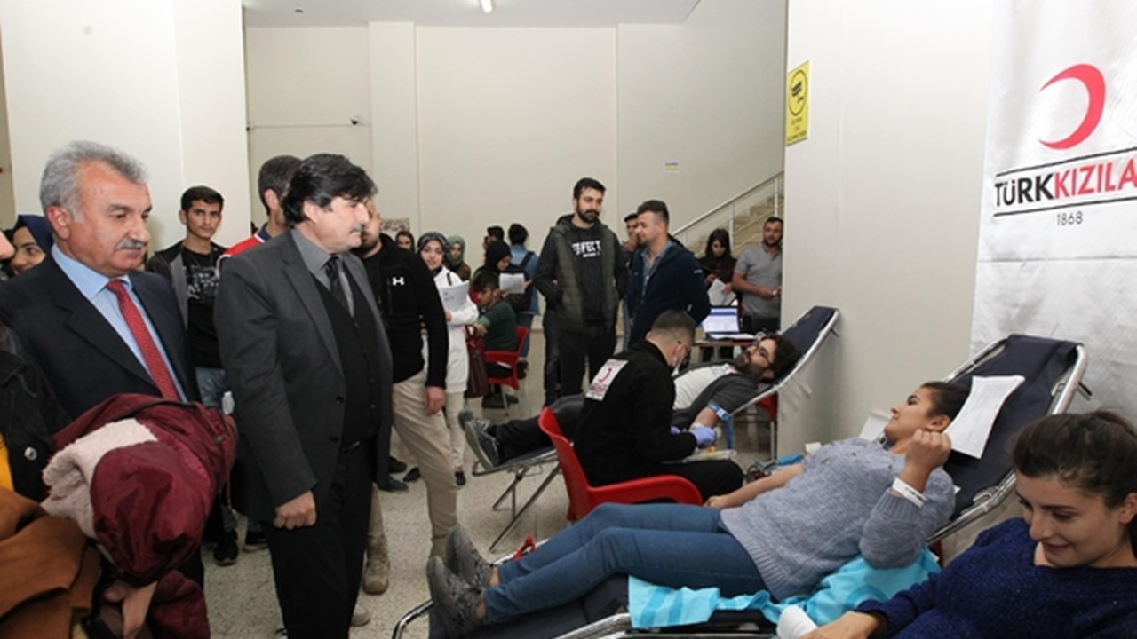Bitlis'te Rektör Erdal Necip Yardım’dan kan bağışı kampanyasına destek