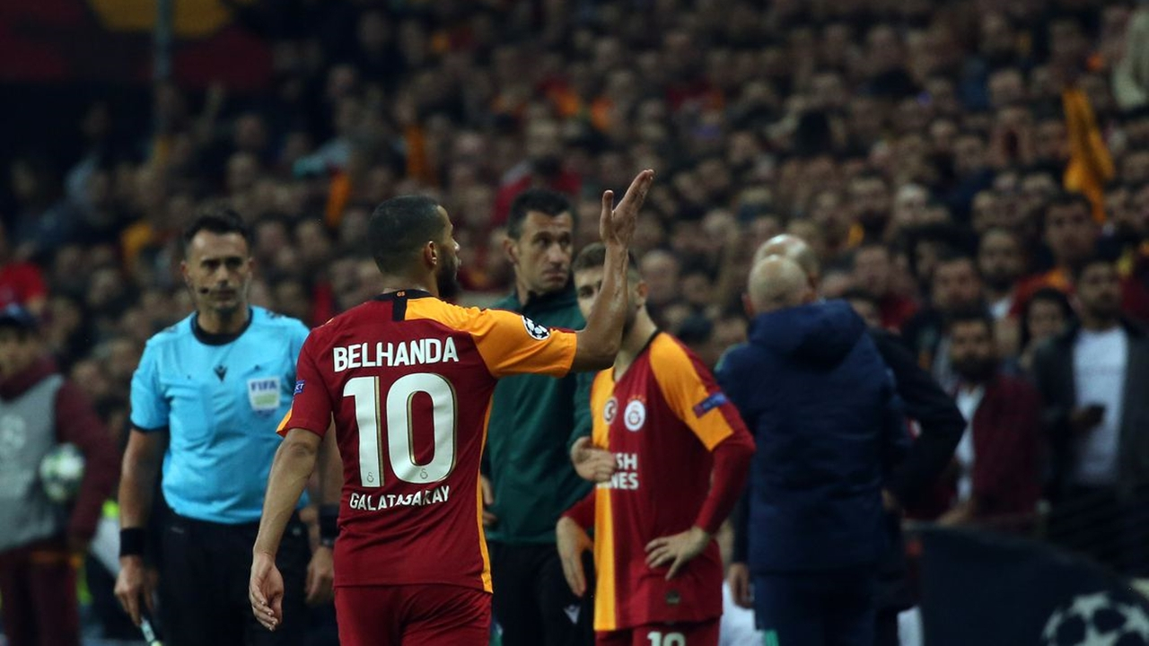 Belhanda'dan tribünlere el hareketi ve hakaret!