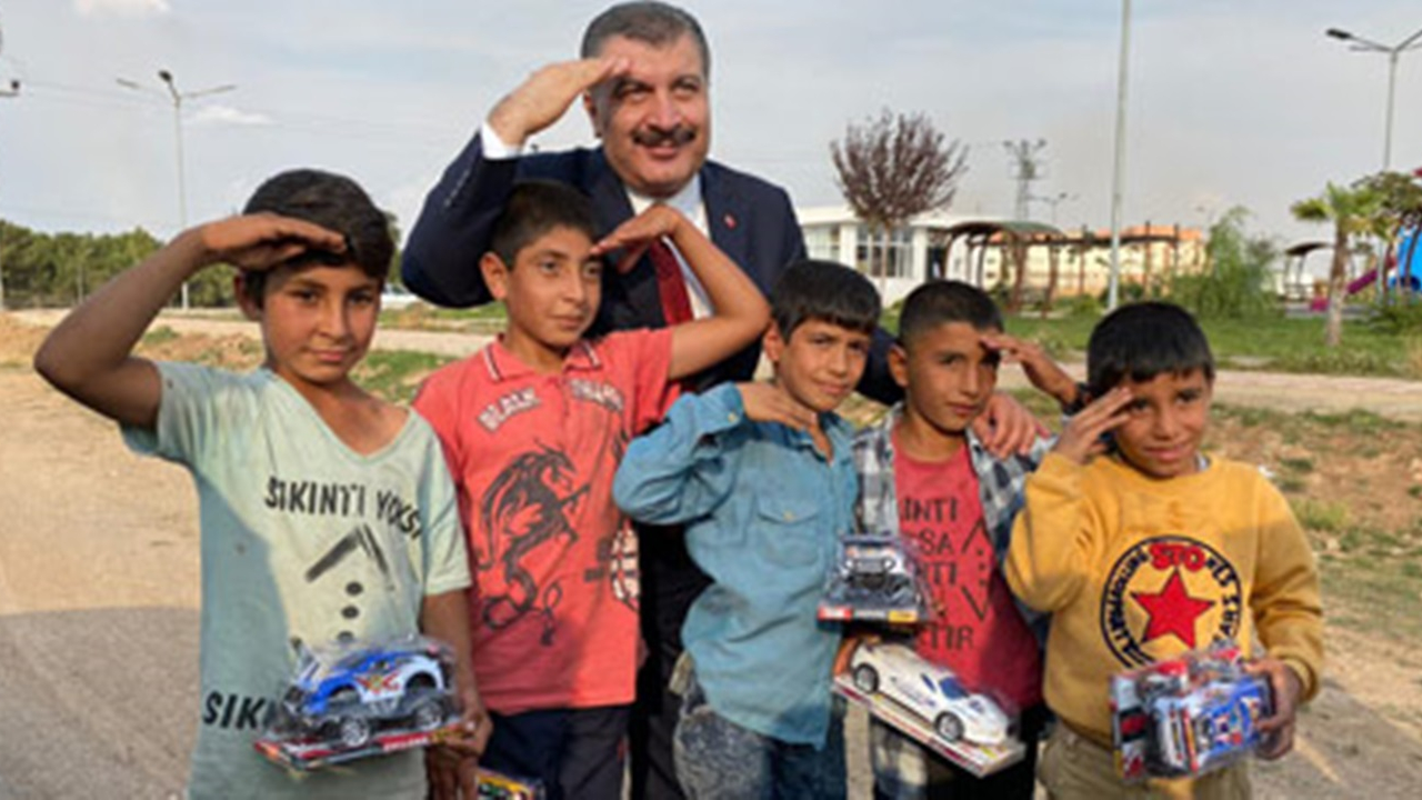 Şanlıurfa'da Bakan Fahrettin Koca çocuklarla asker selamı verdi