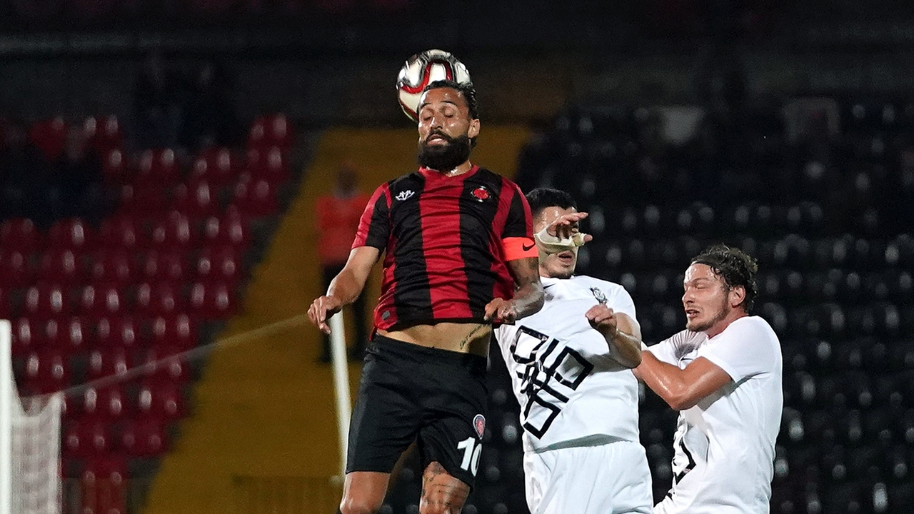 Teknik direktör Erkan Zengin 2 gol atıp 3 puanı kaptı...