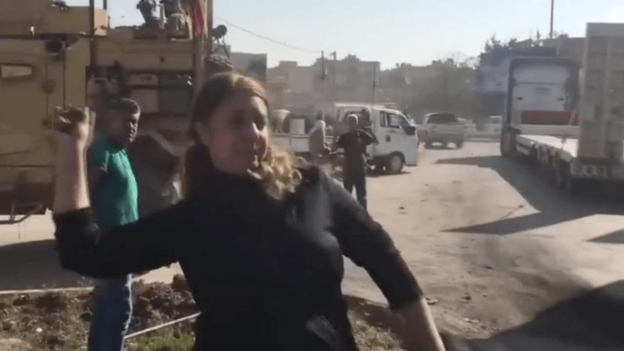 YPG'li terörist ABD konvoyunu taşladı
