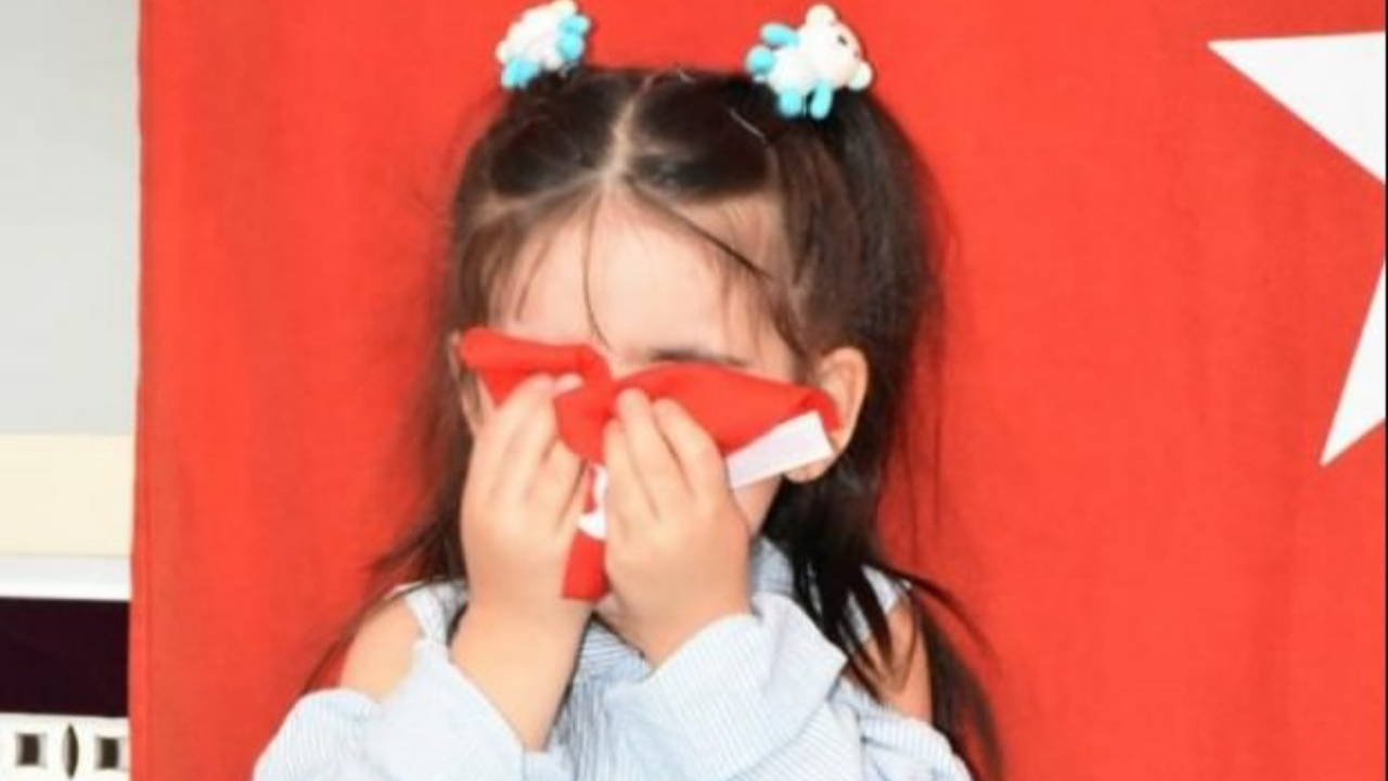 Minik öğrencilerin 'bayrak nöbeti'