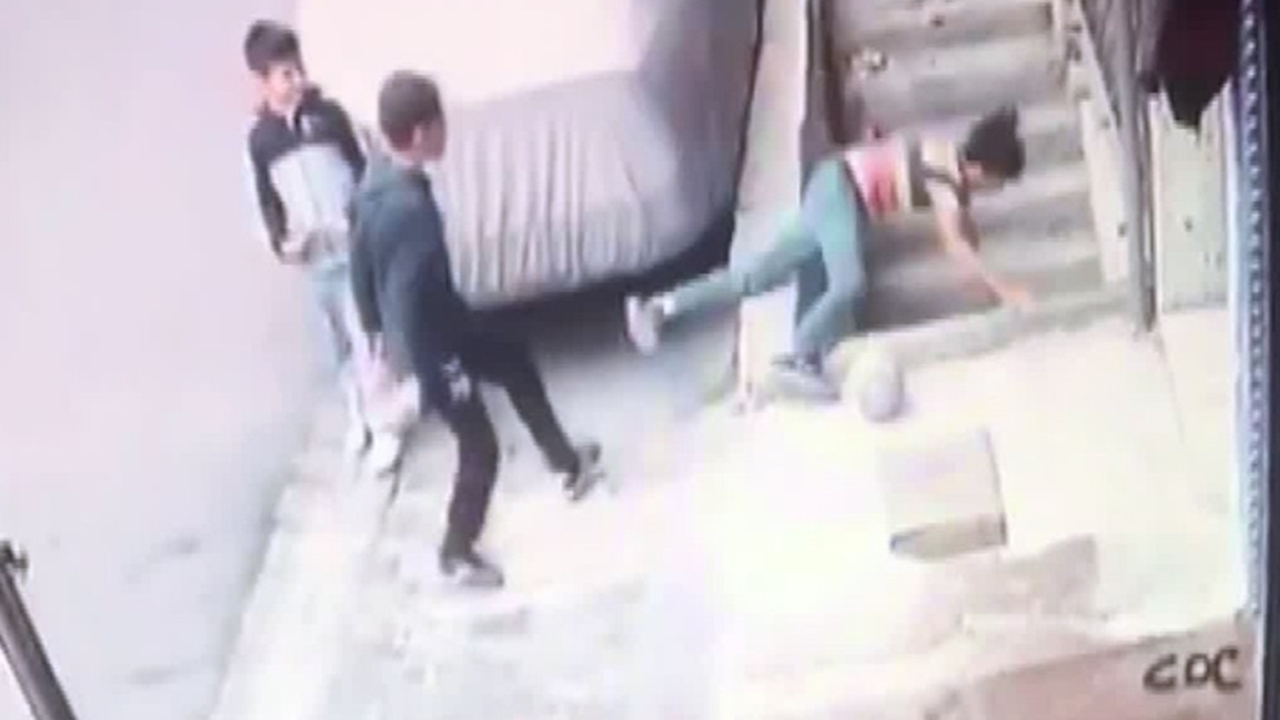 Top oynarken merdiven boşluğuna düştü...