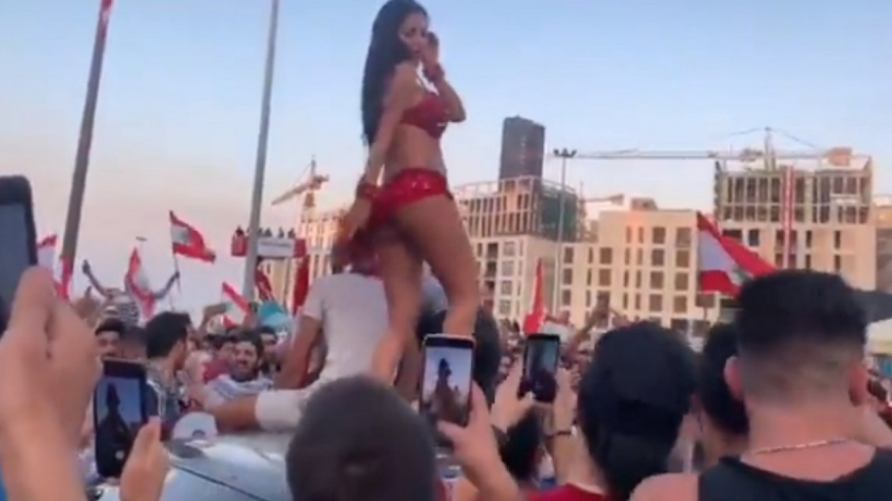 Lübnan'da dansözlü gösteri