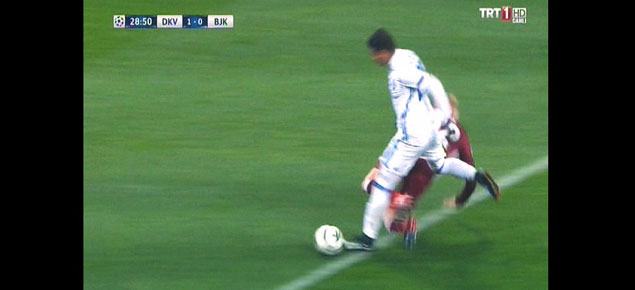 Dinamo Kiev - Beşiktaş maçında hakemden skandal penaltı ve Beck'e kırmızı kart!