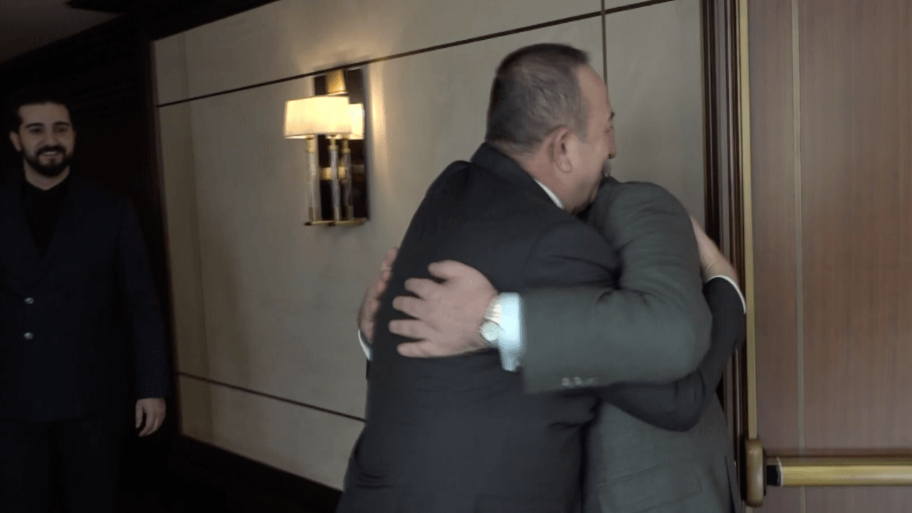 Bakan Çavuşoğlu'na sıcak karşılama!