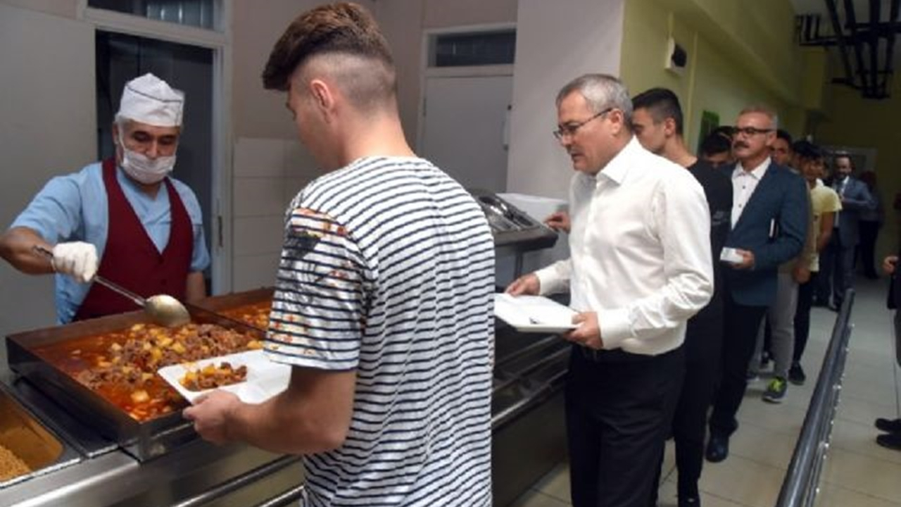 Manisa'da Vali Ahmet Deniz pansiyonda kalan öğrencileri ziyaret etti