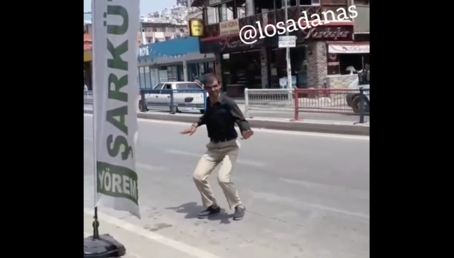 Adana'da sıradan bir gün: Yolun ortasında dans eden adam...