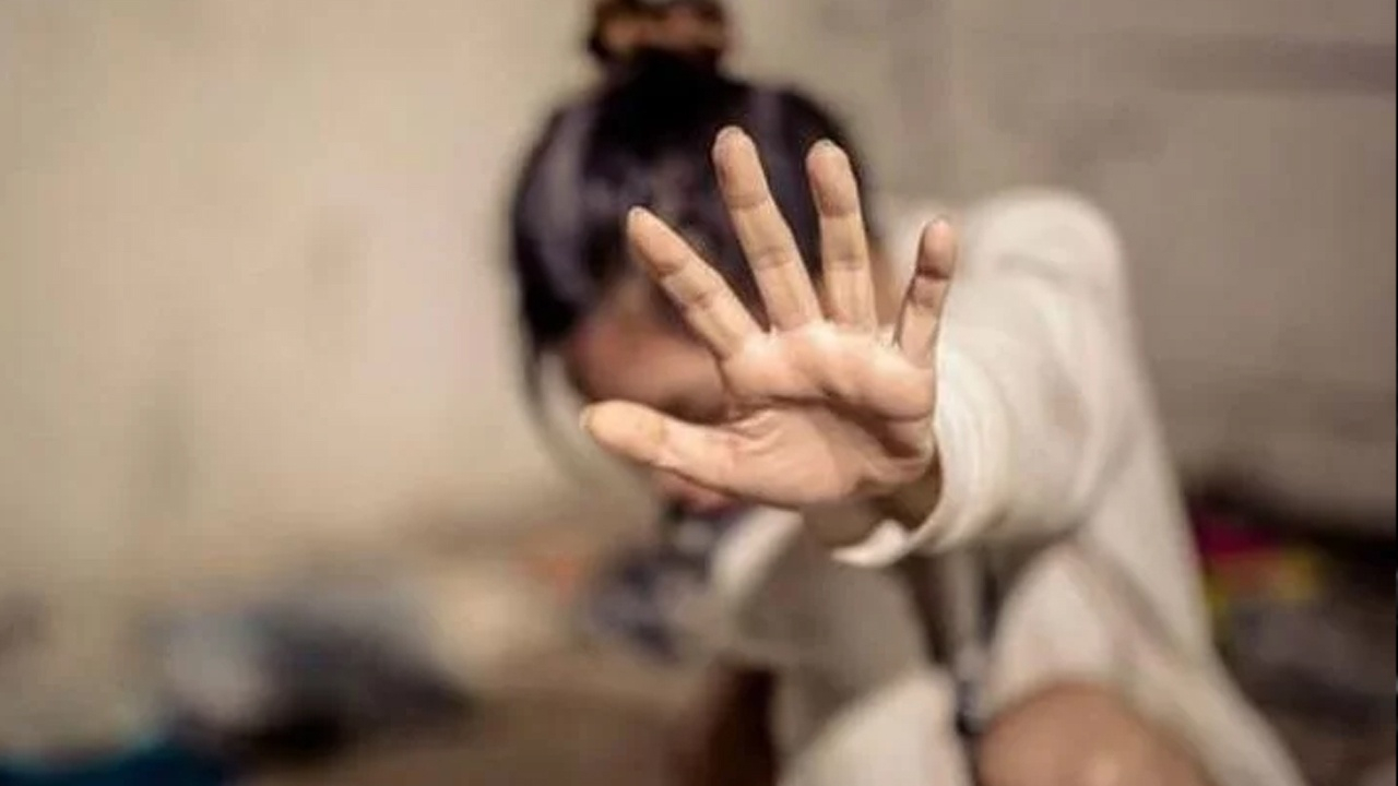 Tecavüz kurbanı genç kıza bir darbe de öğretmeninden!
