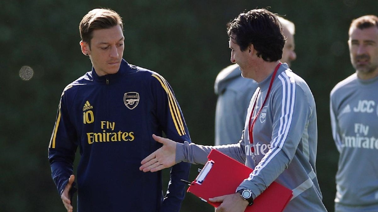 Mesut'tan Emery'ye imalı tweet!