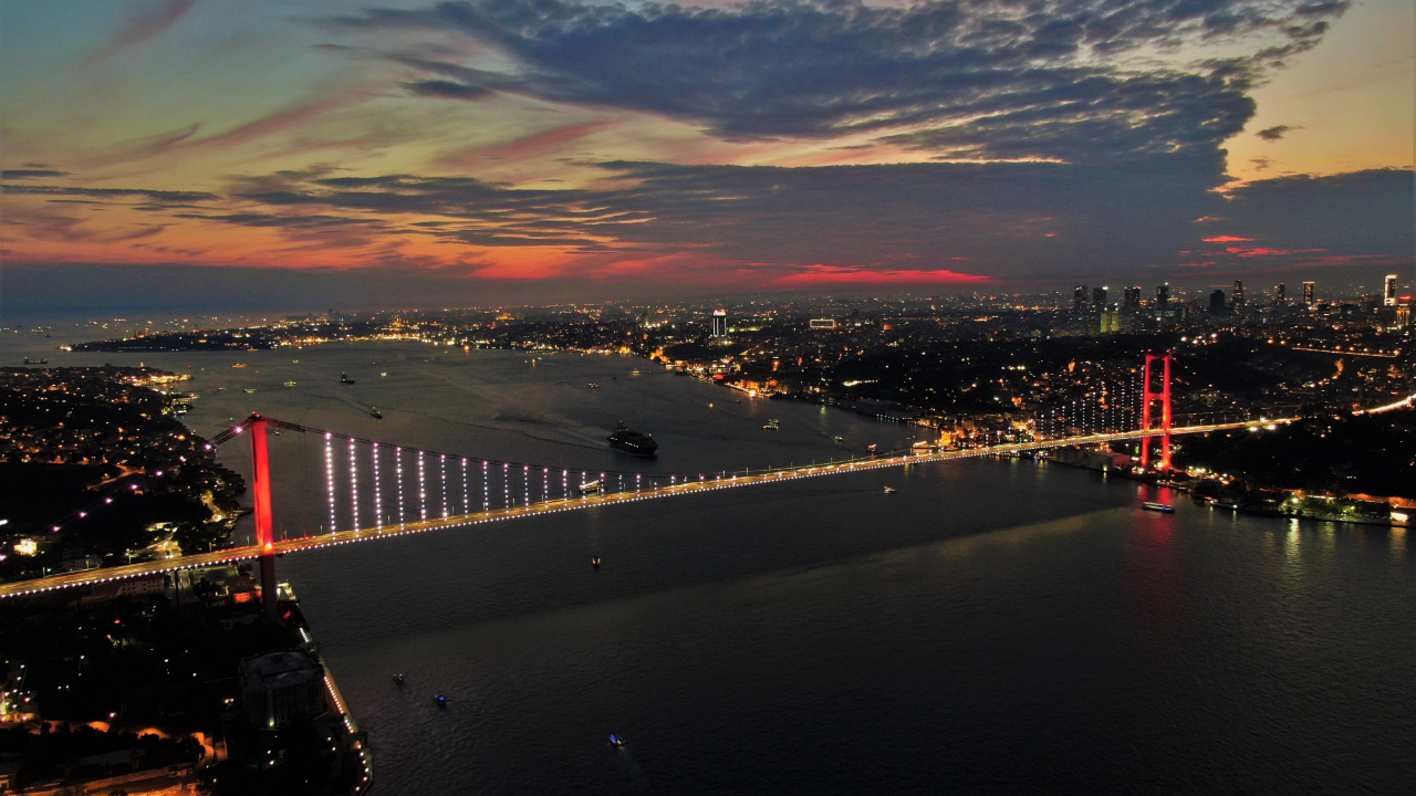 İstanbul semaları kızıla büründü!