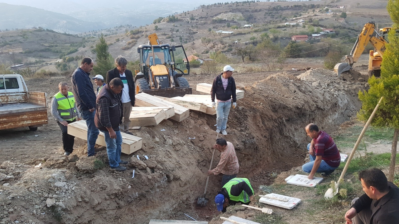 Maden sahasında yer alan mezarlar dualarla taşındı