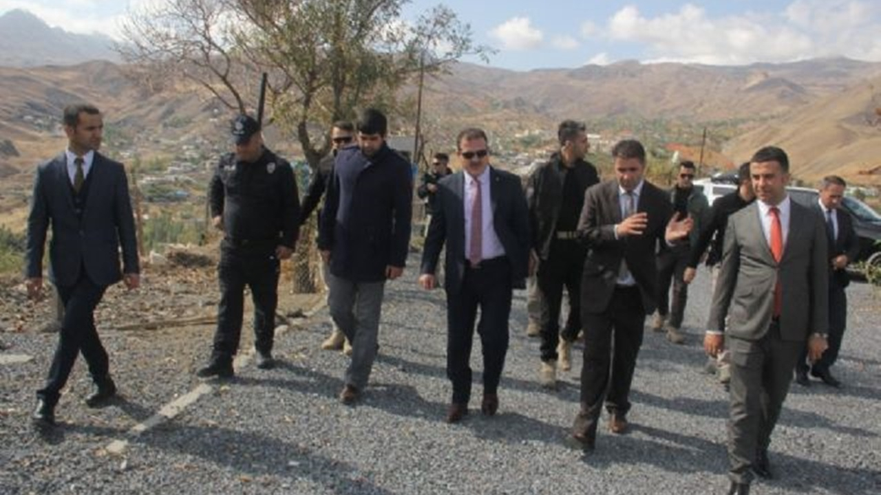 Hakkari'de Vali İdris Akbıyık, Mir Kalesi’ndeki çalışmaları denetledi