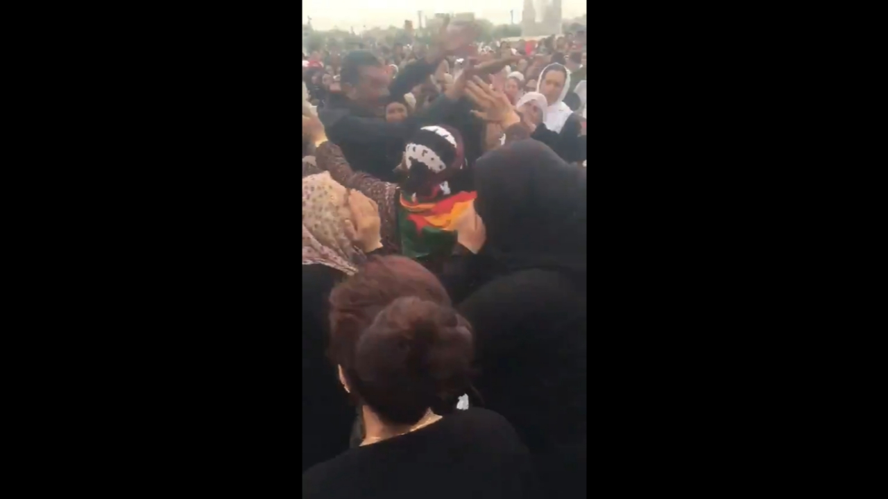 YPG/PKK'lı teröristi göbek atarak gömdüler...