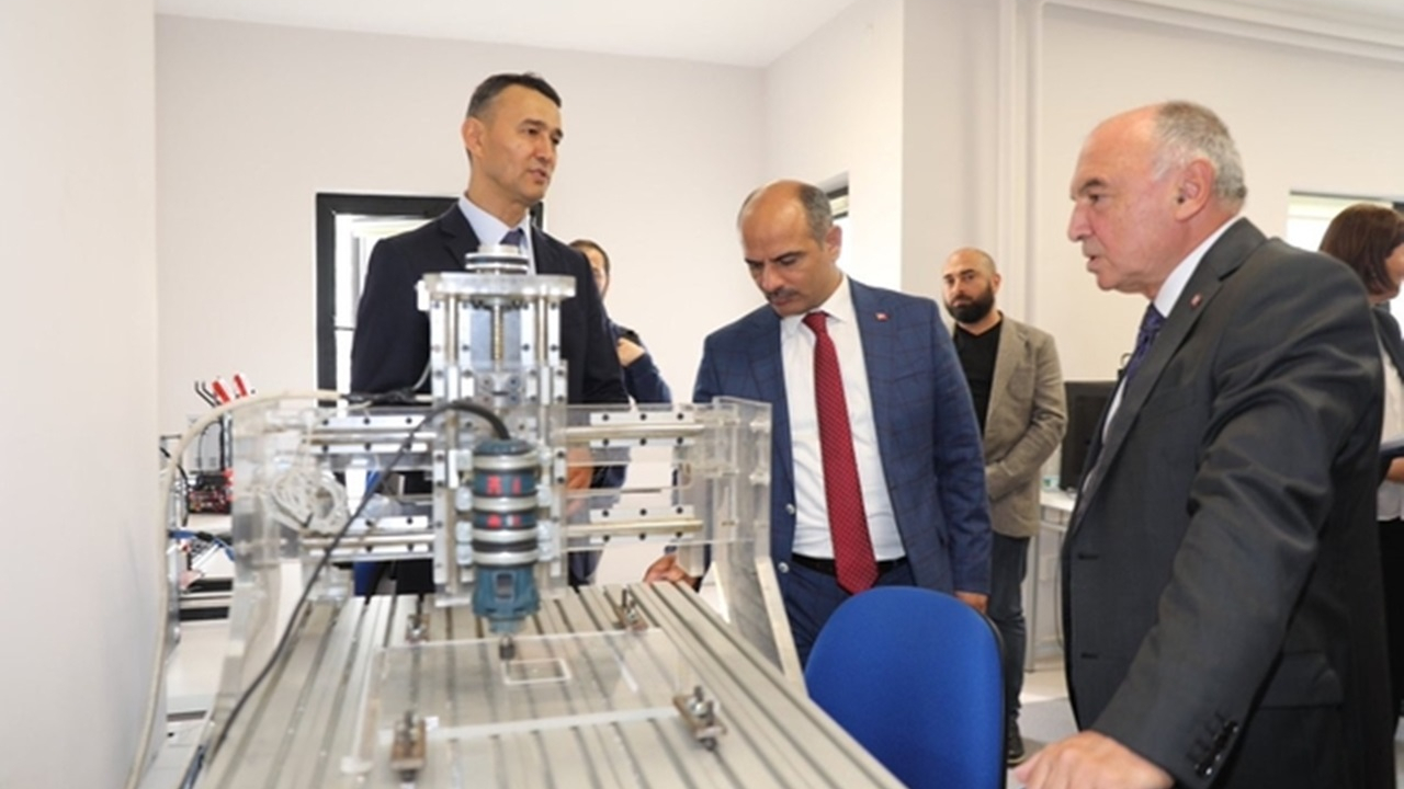 Kocaeli'de Başkan Şener Söğüt, “Güçlü bir ülke olmak donanımlı gençlerle mümkün”