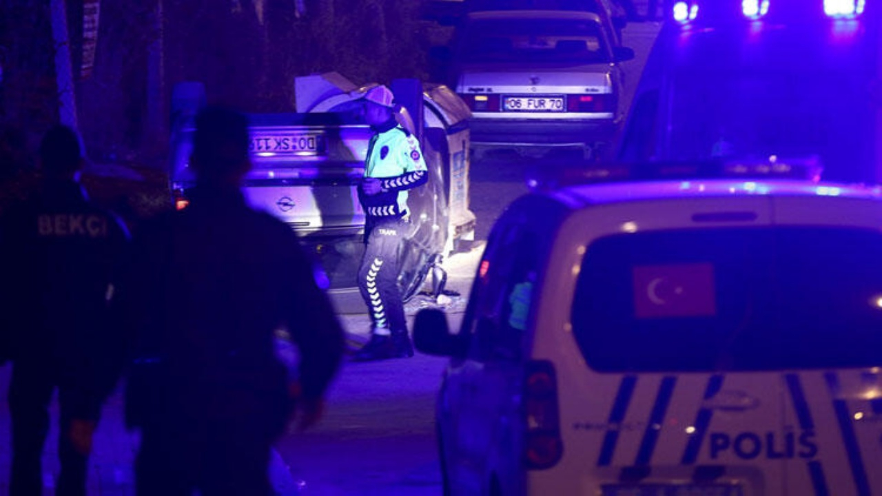 Otomobilini kalabalığın arasına sürdü!
