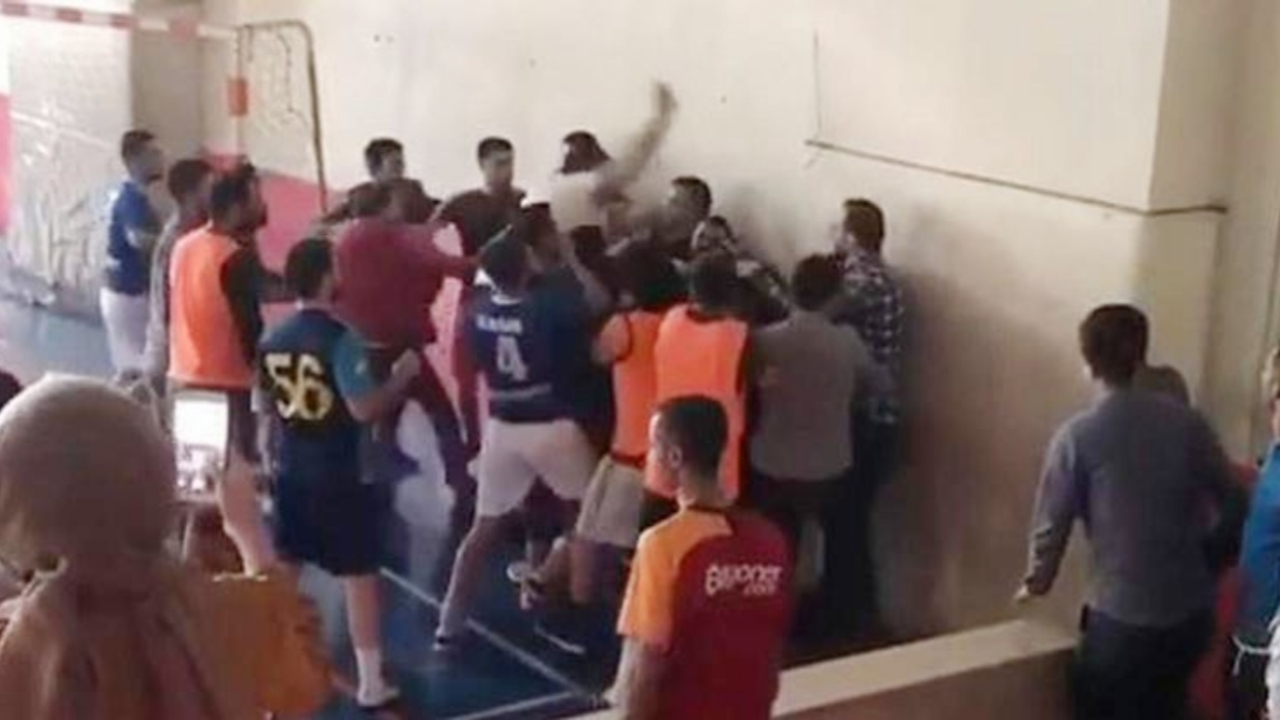 Öğretmenler tekme tokat kavga etti!