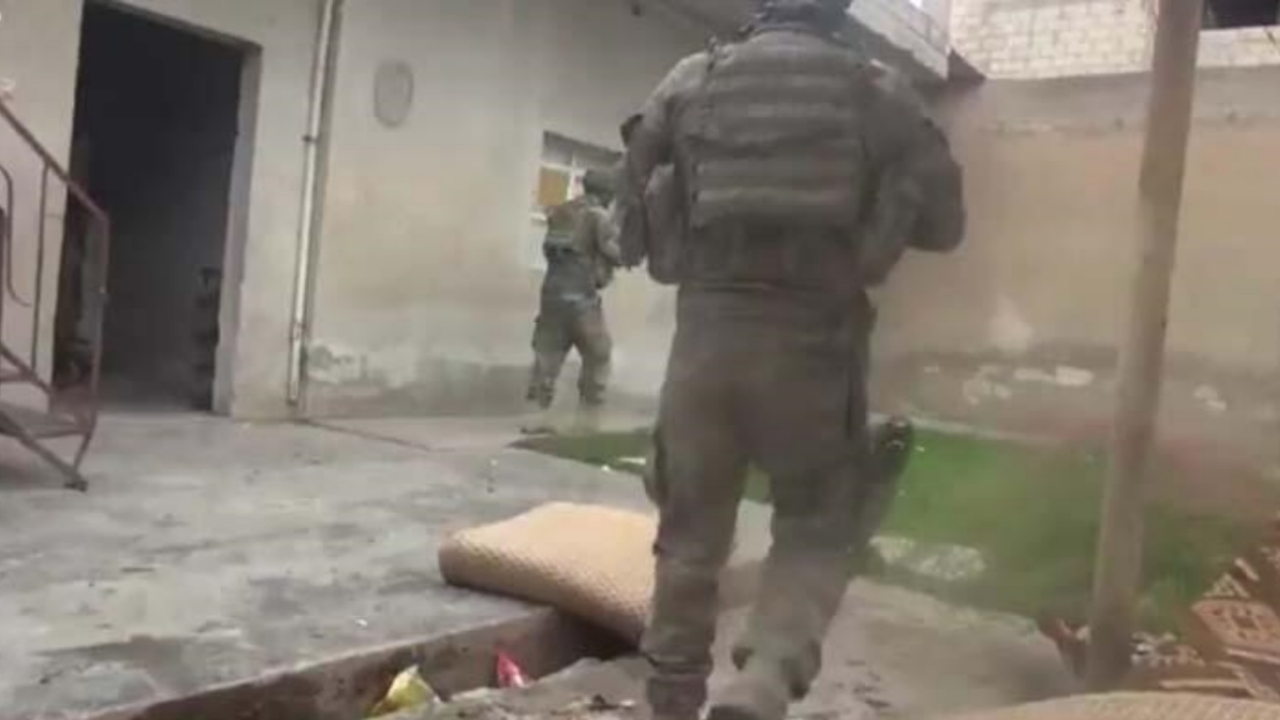 Komandolar hainlere ait tüneli tespit etti