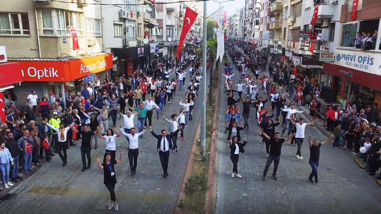 İzmir'de 2 bin kişilik zeybek gösterisi!