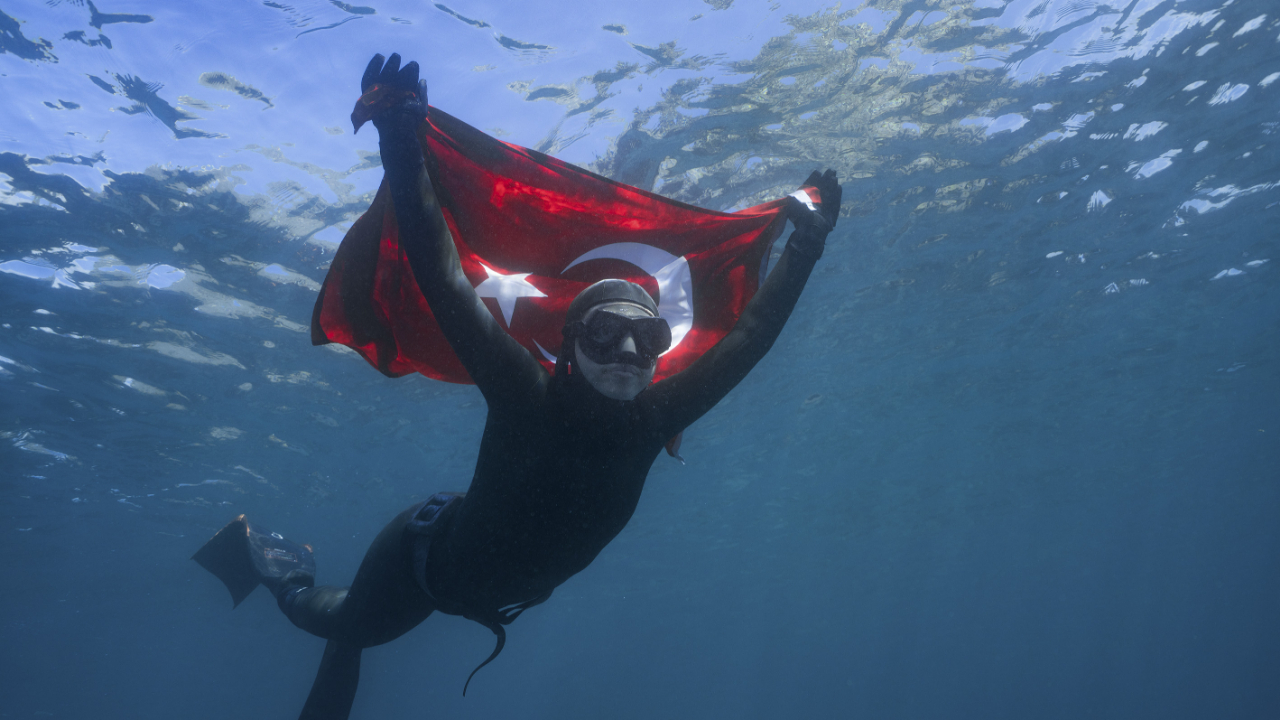 Milli sporcu Şahika Ercümen dünya rekoru kırdı!