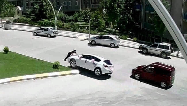 Bahşiş için gelin arabasının önüne yatan çocuk kazaya neden oldu!