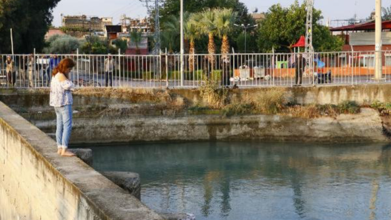 İntihara kalkışan kadını polis memuru kurtardı!