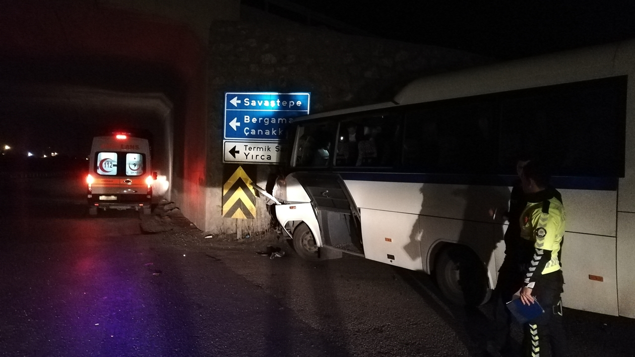 İşçi servisi kamyonla çarpıştı: 26 yaralı...